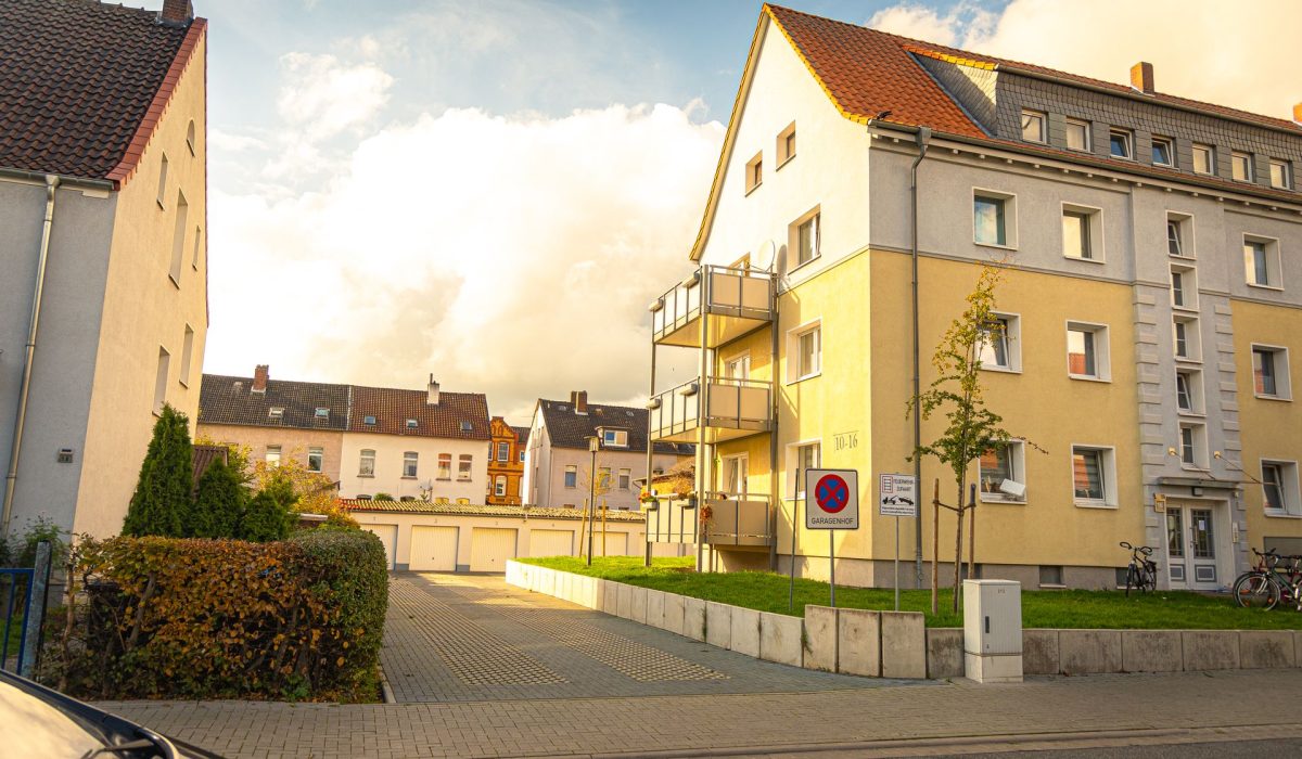 Mehrfamilien- und Gewerbehäuser in einer Wohnstraße in Hilden