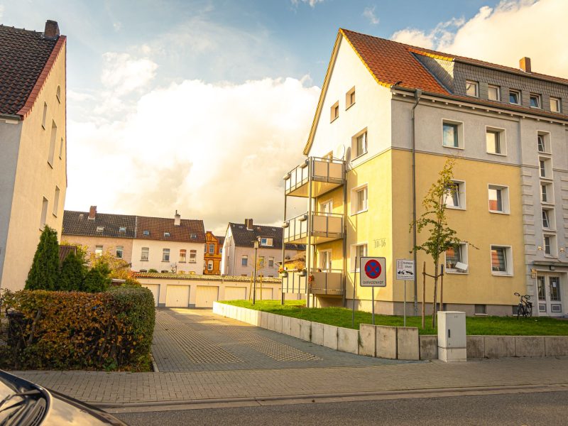 Mehrfamilien- und Gewerbehäuser in einer deutschen Wohnstraße